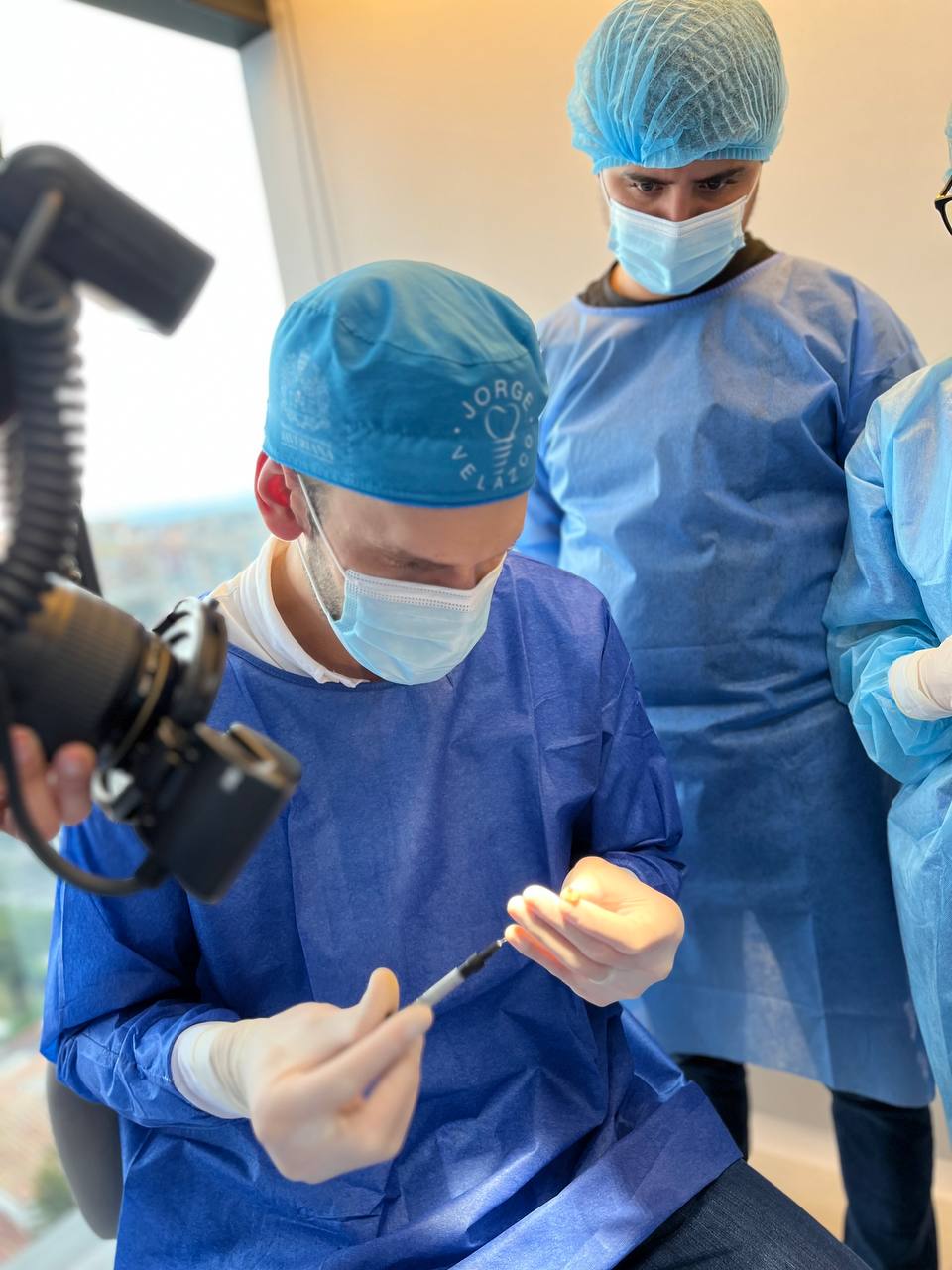 Dr Jorge Velazco imparte curso de implantes dentales de carga inmediata